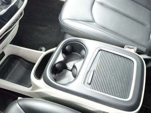 Certified 2023 Chrysler Pacifica Touring-L FWD image 40