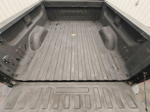 Used 2017 GMC Sierra 2500 Denali w/ Suspension Package, Off-Road AWD/4WD image 24