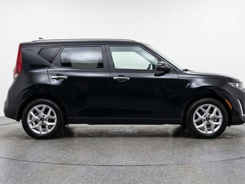Used 2025 Kia Soul LX w/ LX Technology Package FWD image 11