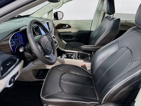 Used 2023 Chrysler Pacifica Limited AWD/4WD image 10