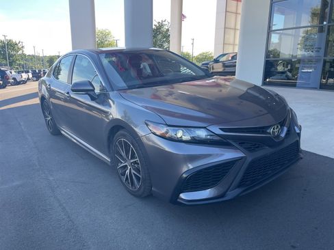 Used 2022 Toyota Camry SE FWD image 1
