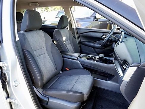 Used 2024 Nissan Rogue SV image 12