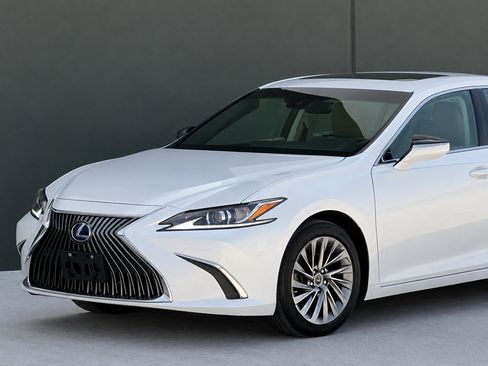 Used 2021 Lexus ES 300h w/ Luxury Package FWD image 35