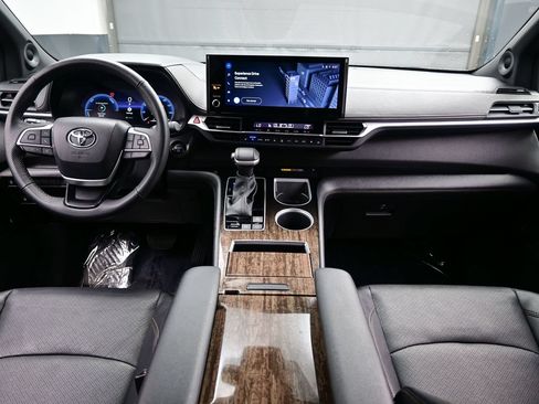 Used 2025 Toyota Sienna Limited AWD/4WD image 18