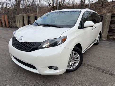 Used 2017 Toyota Sienna XLE Premium image 1