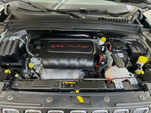 Used 2017 Jeep Renegade Latitude AWD/4WD image 34