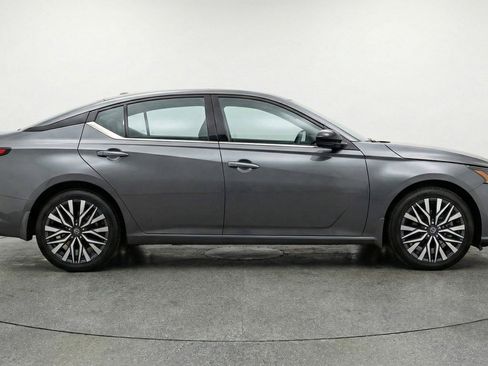 Used 2025 Nissan Altima 2.5 SV FWD image 8