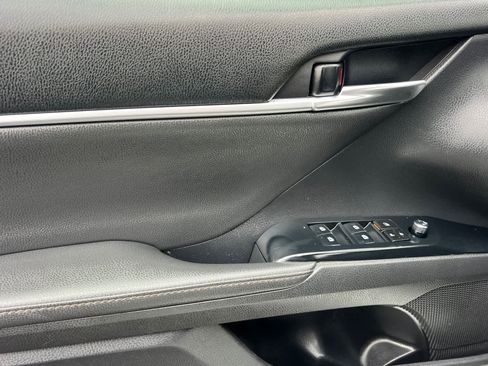 Used 2019 Toyota Camry XLE image 12