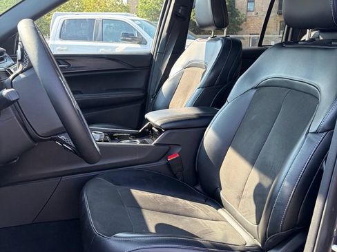 Used 2023 Jeep Grand Cherokee Altitude AWD/4WD image 2