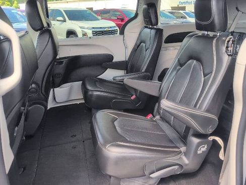 Used 2023 Chrysler Pacifica Touring-L FWD image 35