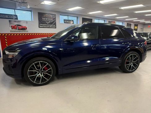Used 2022 Audi Q8 Prestige w/ Prestige Package AWD/4WD image 3