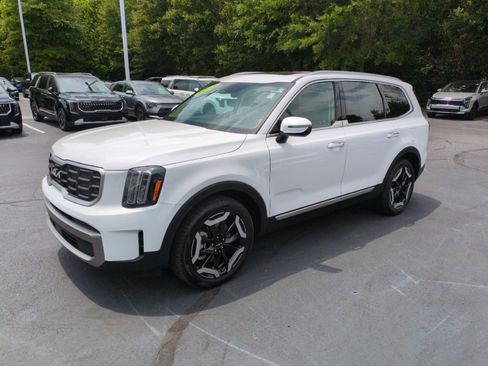 Used 2023 Kia Telluride S w/ S Sunroof Package FWD image 3