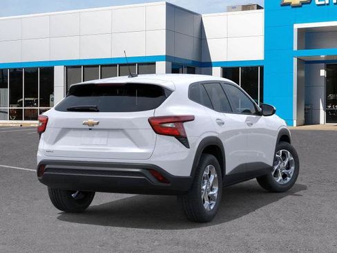 New 2026 Chevrolet Trax LS w/ LS Convenience Package FWD image 4
