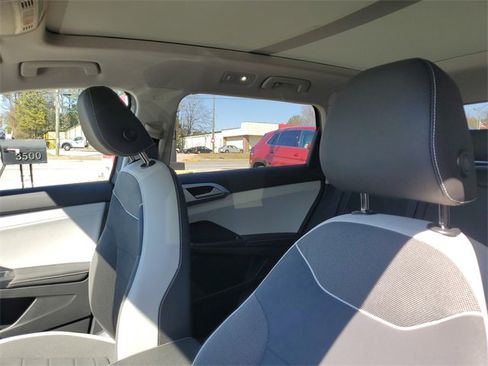Used 2025 Volkswagen Taos SE w/ Panoramic Sunroof Package image 16