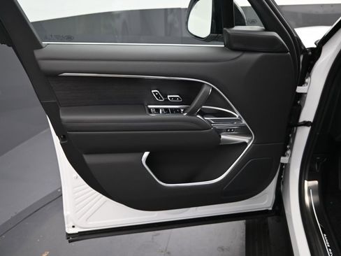 New 2025 Land Rover Range Rover Long Wheelbase SE image 24