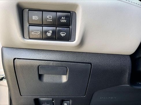 Used 2021 Toyota Highlander Limited FWD image 33