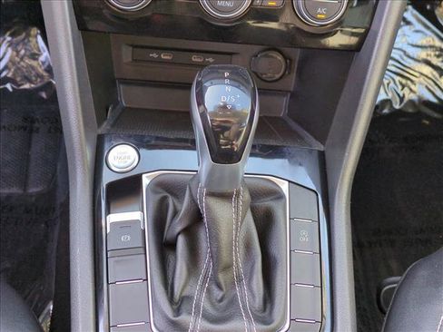 Used 2022 Volkswagen Taos SEL w/ Panoramic Sunroof Package image 12