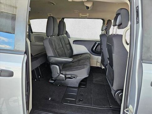 Used 2019 Dodge Grand Caravan SE w/ UConnect Hands-Free Group FWD image 17