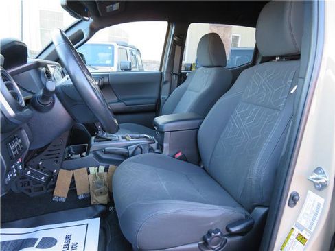 Used 2017 Toyota Tacoma TRD Off-Road w/ Tow Package (A/T) image 4