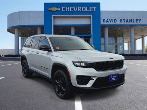Used 2023 Jeep Grand Cherokee Altitude RWD image 2