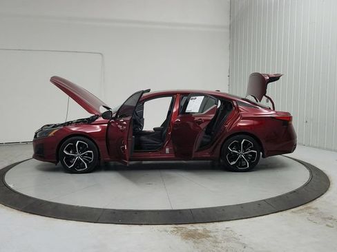 Used 2024 Nissan Altima 2.5 SR w/ SR Premium Package FWD image 13