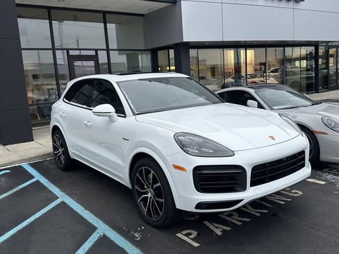 Certified 2022 Porsche Cayenne Platinum Edition image 2