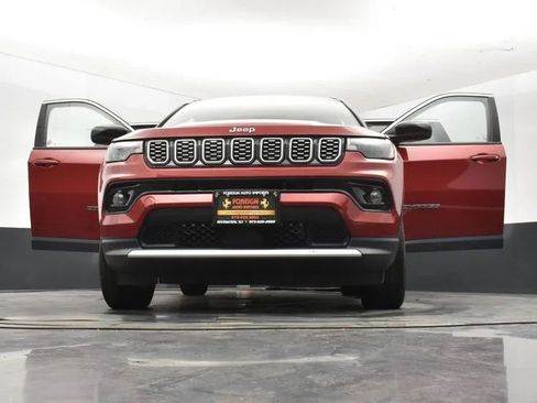 Used 2025 Jeep Compass Limited image 11