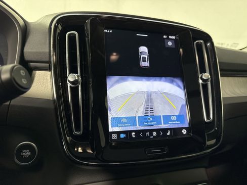 Used 2025 Volvo XC40 B5 Core image 8