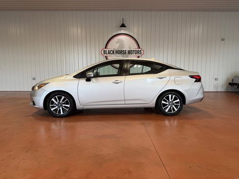 Used 2021 Nissan Versa SV image 2