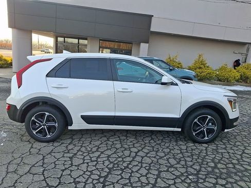 Certified 2025 Kia Niro LX image 7