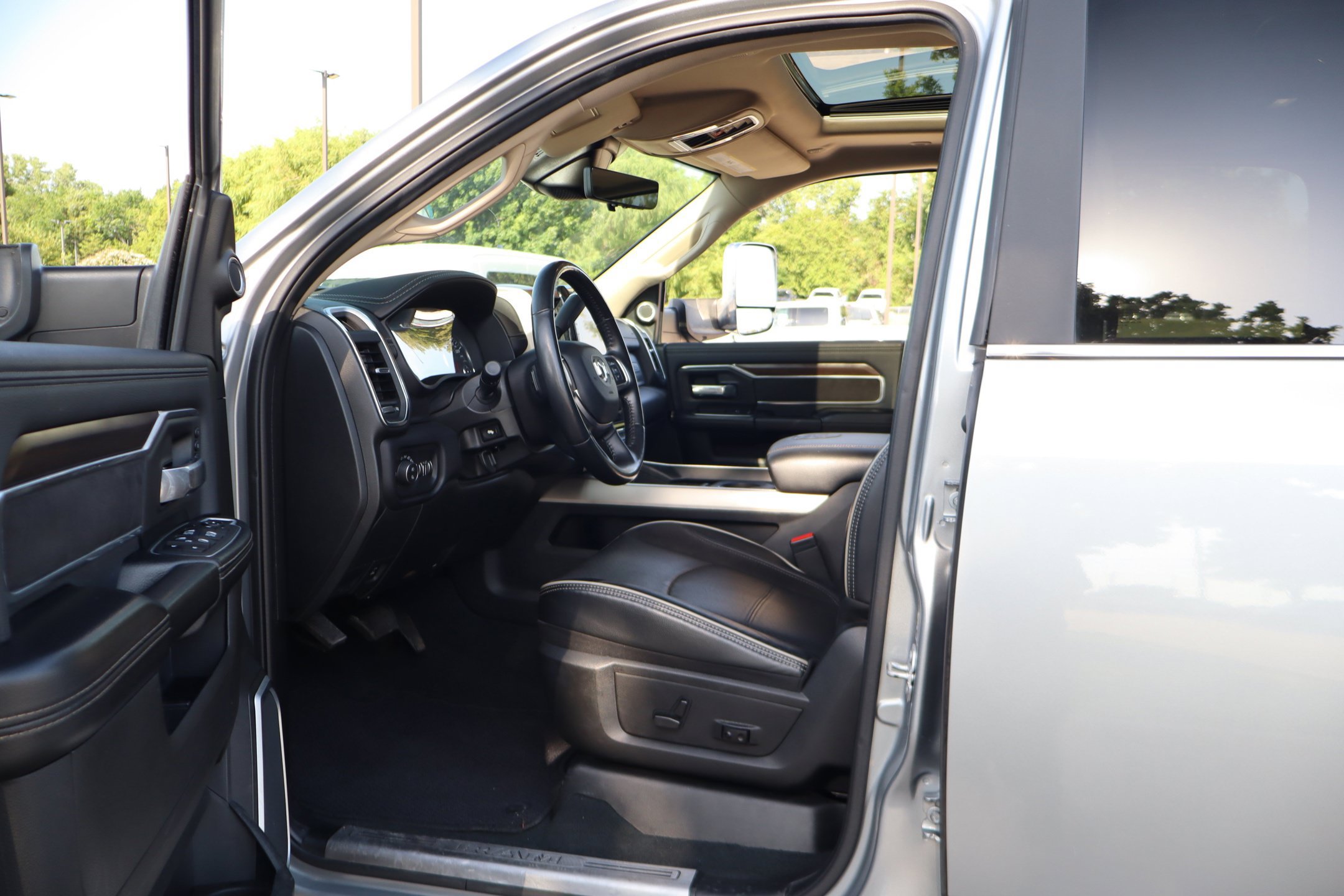 Used 2022 RAM 3500 Laramie AWD/4WD image 29