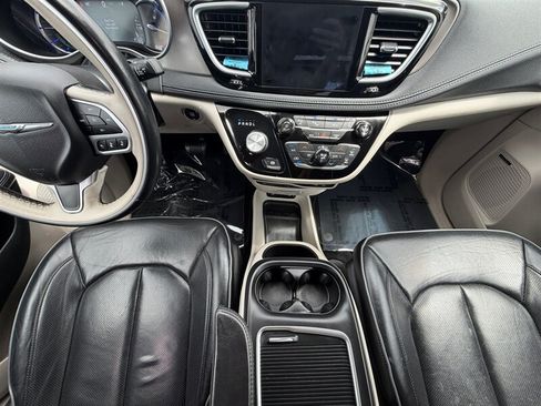 Used 2018 Chrysler Pacifica Limited w/ Advanced Safetytec Group FWD image 12