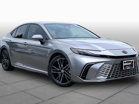 Used 2025 Toyota Camry XSE FWD image 3