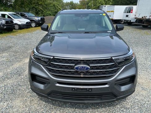 Used 2022 Ford Explorer XLT image 3