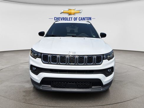 Used 2024 Jeep Compass Latitude AWD/4WD image 2