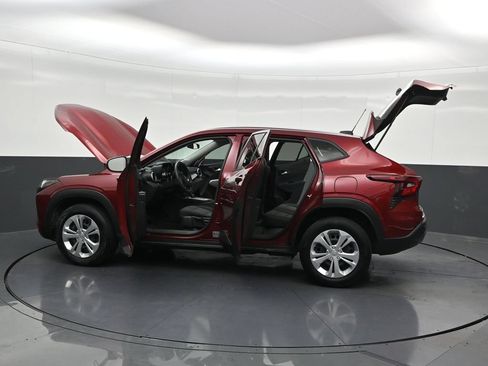 Used 2024 Chevrolet Trax LS FWD image 33
