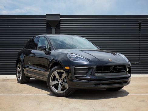 Certified 2025 Porsche Macan image 9