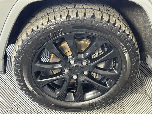 Used 2020 Jeep Grand Cherokee Altitude image 11