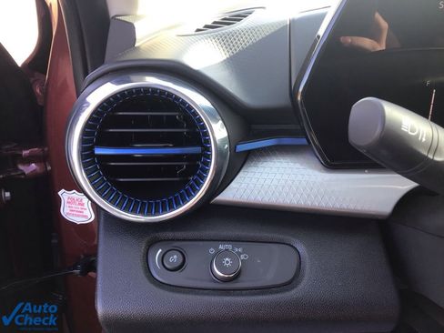 Used 2025 Chevrolet Trax LT w/ LT Convenience Package image 30