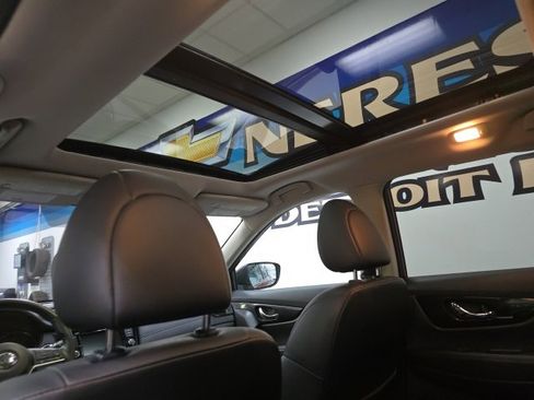 Used 2018 Nissan Rogue SL w/ Premium Package image 16