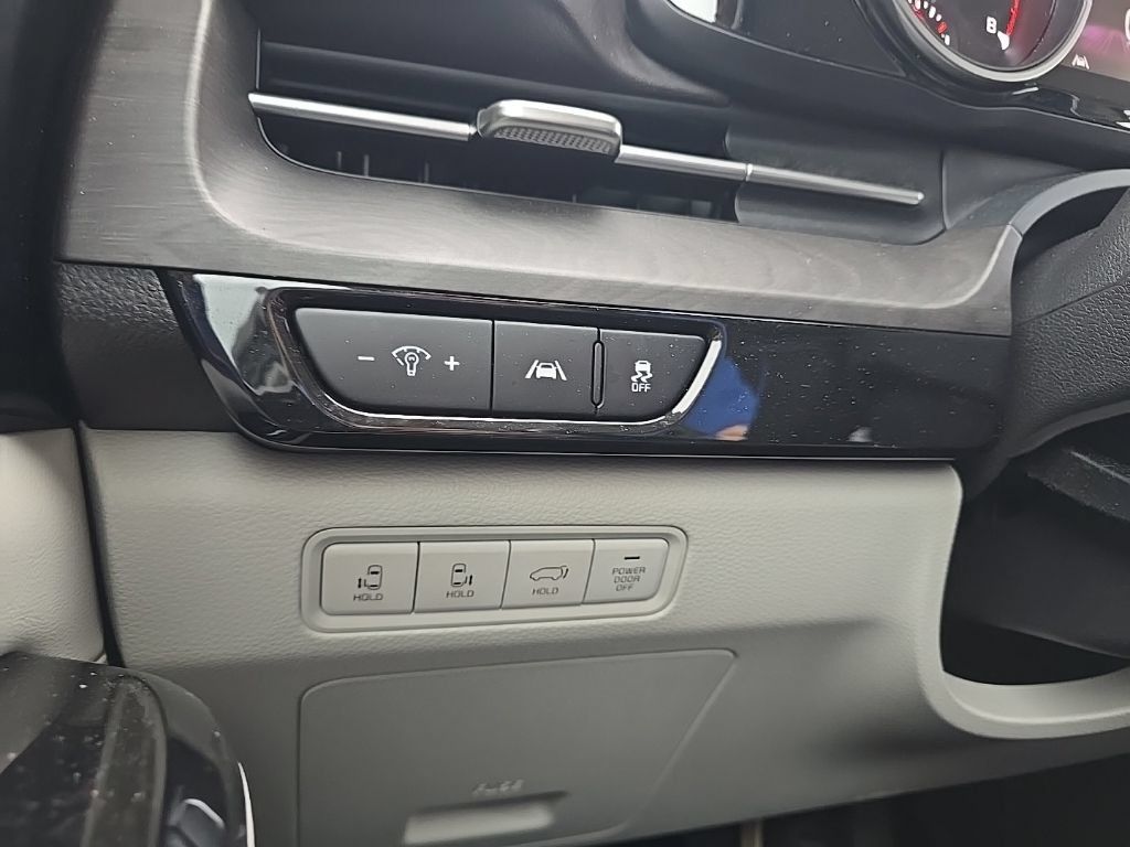 Used 2023 Kia Carnival EX FWD image 25