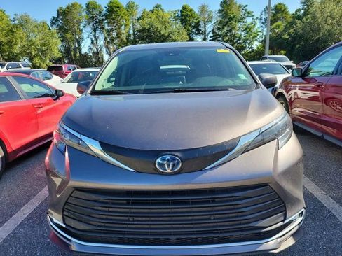 Used 2024 Toyota Sienna XLE w/ XLE Plus Package FWD image 9