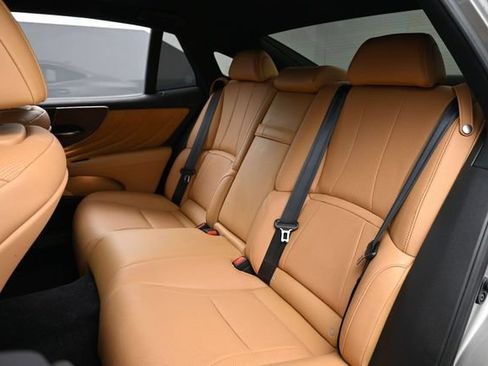 Used 2025 Lexus LS 500 w/ Accessory Package (Z1) RWD image 13