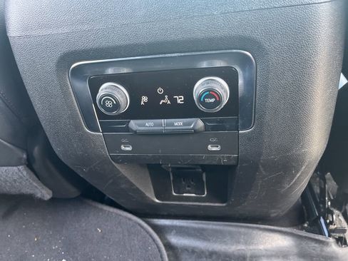 Used 2022 Chevrolet Suburban LT image 9