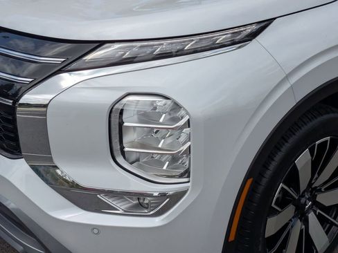 Used 2025 Mitsubishi Outlander SE FWD image 11