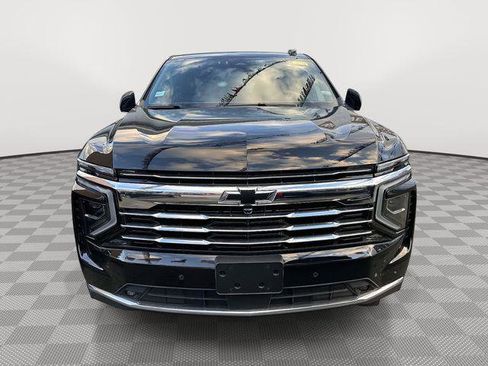 Used 2025 Chevrolet Suburban LT w/ Comfort Package image 6