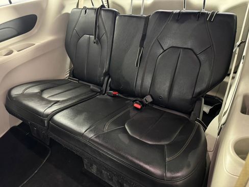 Used 2019 Chrysler Pacifica Touring-L FWD image 38
