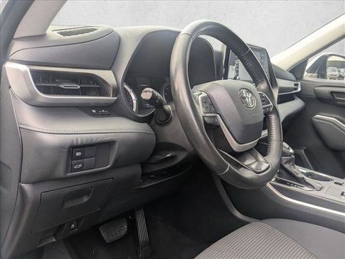 Used 2022 Toyota Highlander LE image 9