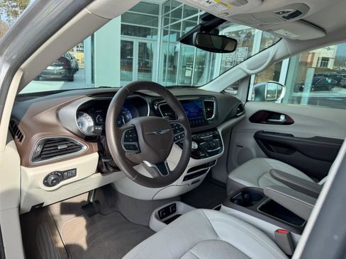 Used 2017 Chrysler Pacifica Touring-L Plus w/ Advanced Safetytec Group image 12