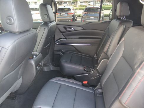 Used 2025 Chevrolet Traverse Z71 image 17